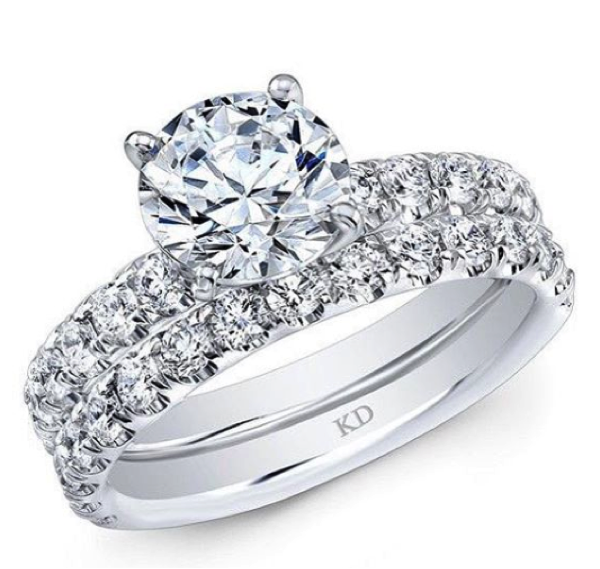 Round Diamond engagement ring 